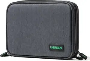 Organizador de cables Ugreen para viaje, estuche rígido para gadgets y cargadores tech.
